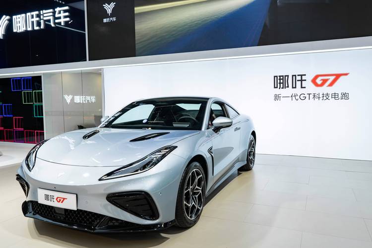 佛山274哪吒汽车在智能汽车领域的表现，领途汽车在新能源汽车市场中的影响力